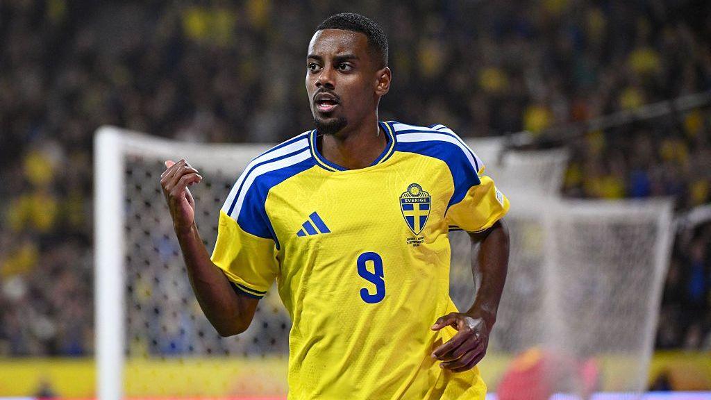 Injured Isak returns to Liverpool from Sweden duty 2