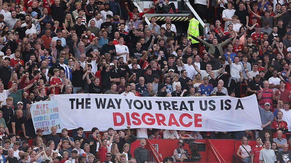 Manchester United's joint-worst start since 1992 fuels fan protests against ownership 7