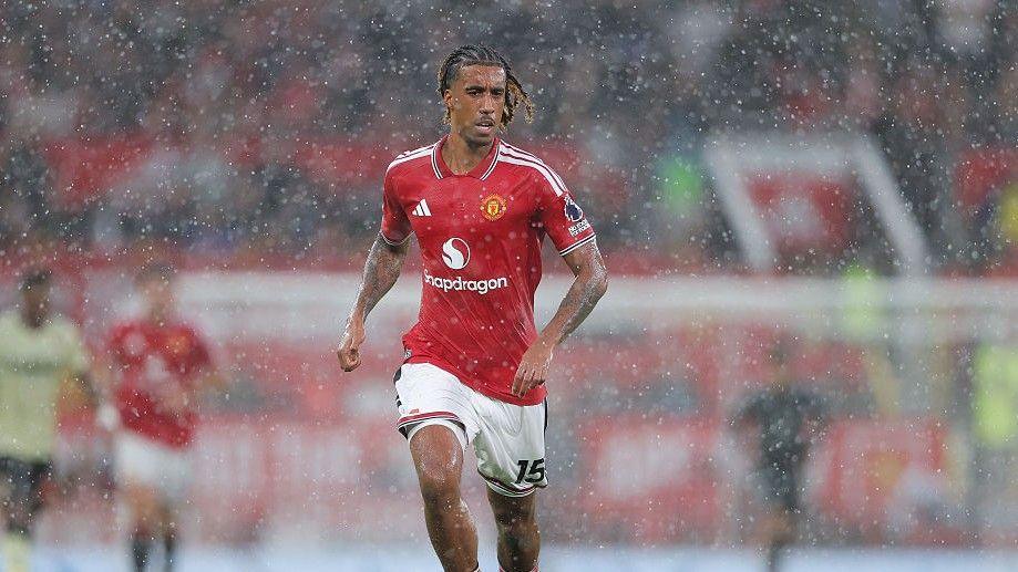 Manchester United's calculated gamble on left-back 8