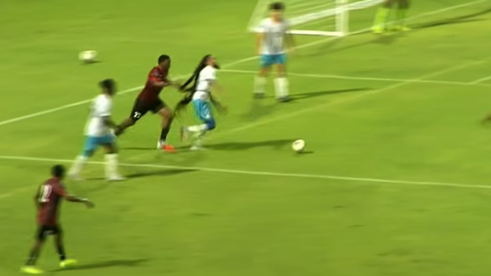 Two players sent off for pulling rival's dreadlocks 4
