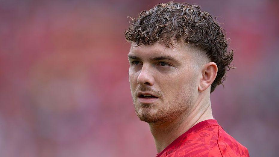 Valencia sign Liverpool's Elliott on loan Valencia sign Liverpool's Elliott on loan 3