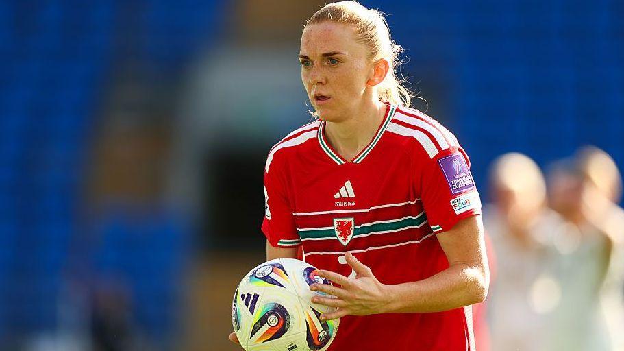 Wales defender Mayzee Davies finds extra motivation after Euro 2025 heartbreak 4