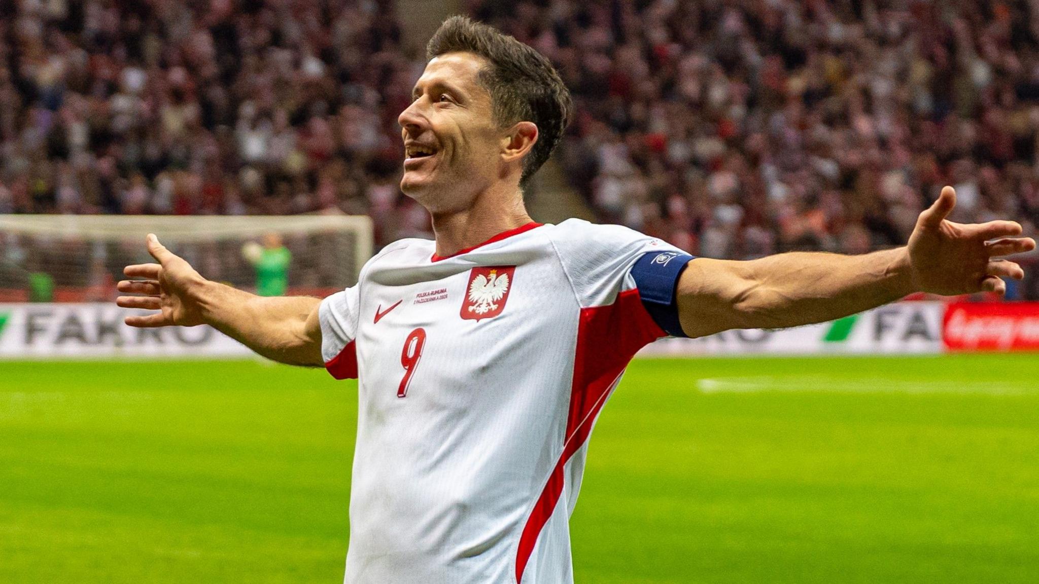 Lewandowski scores hat-trick as Poland thrash 10-man Romania 6-0 3