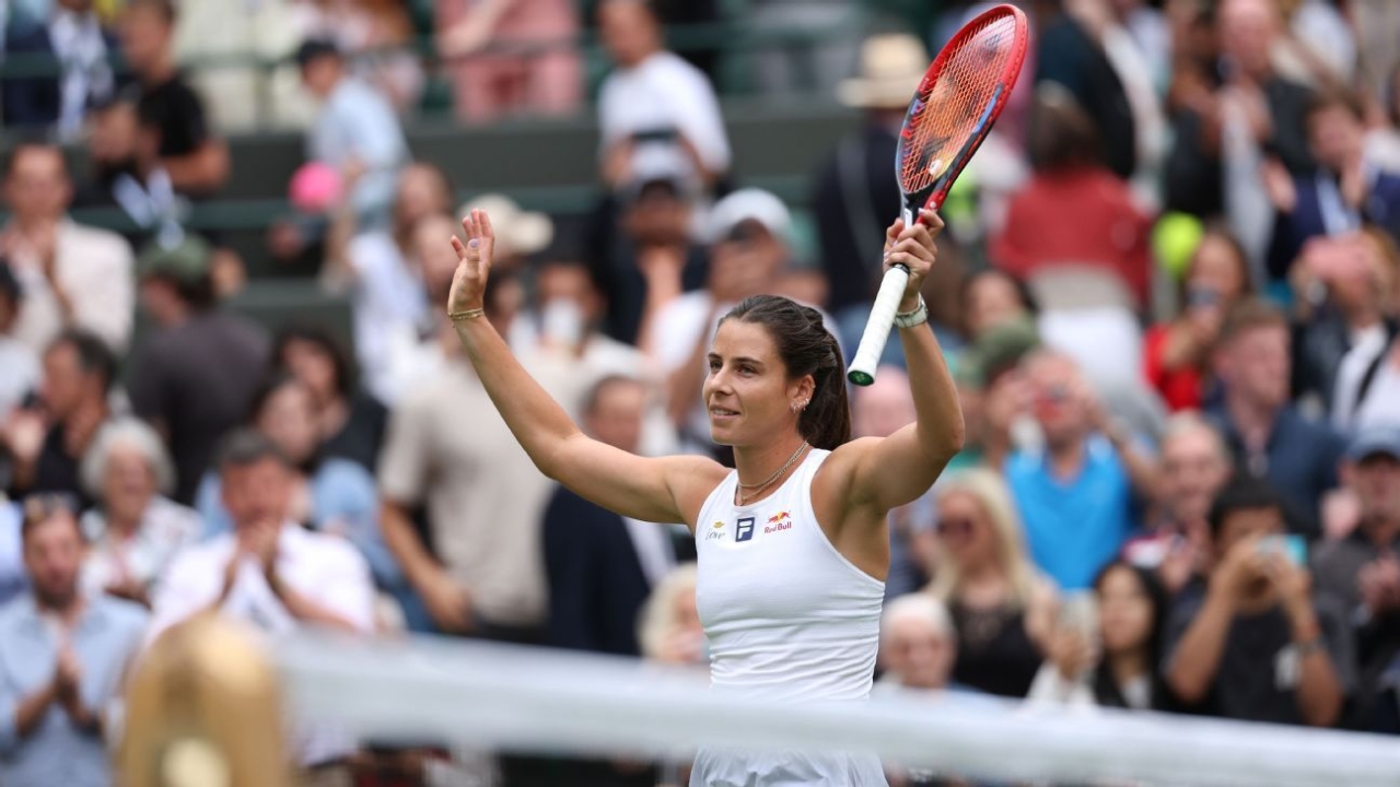 Emma Navarro ousts defending Wimbledon champion Barbora Krejcikova 1 | ASL
