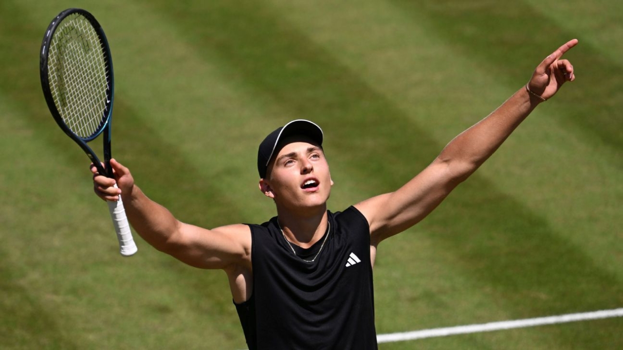 Justin Engel, 17, youngest grass-court quarterfinalist since 1985 1 | ASL